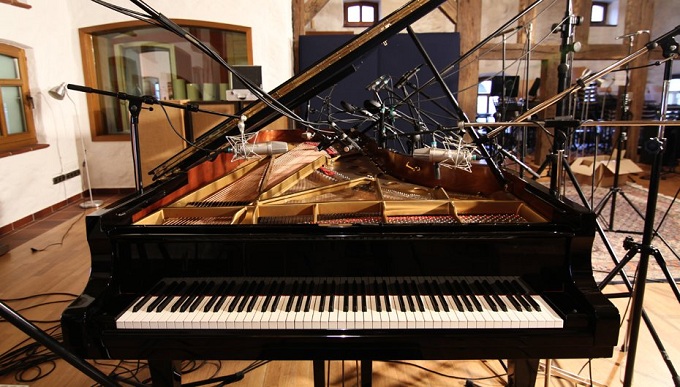 img-ce-gallery-definitive-piano-collection_overview_06_gallery-behind-the-scenes.jpg